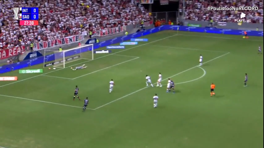 Vídeo: Rafael faz bela defesa em chute de Quirino e evita gol da Inter de Limeira sobre o São Paulo