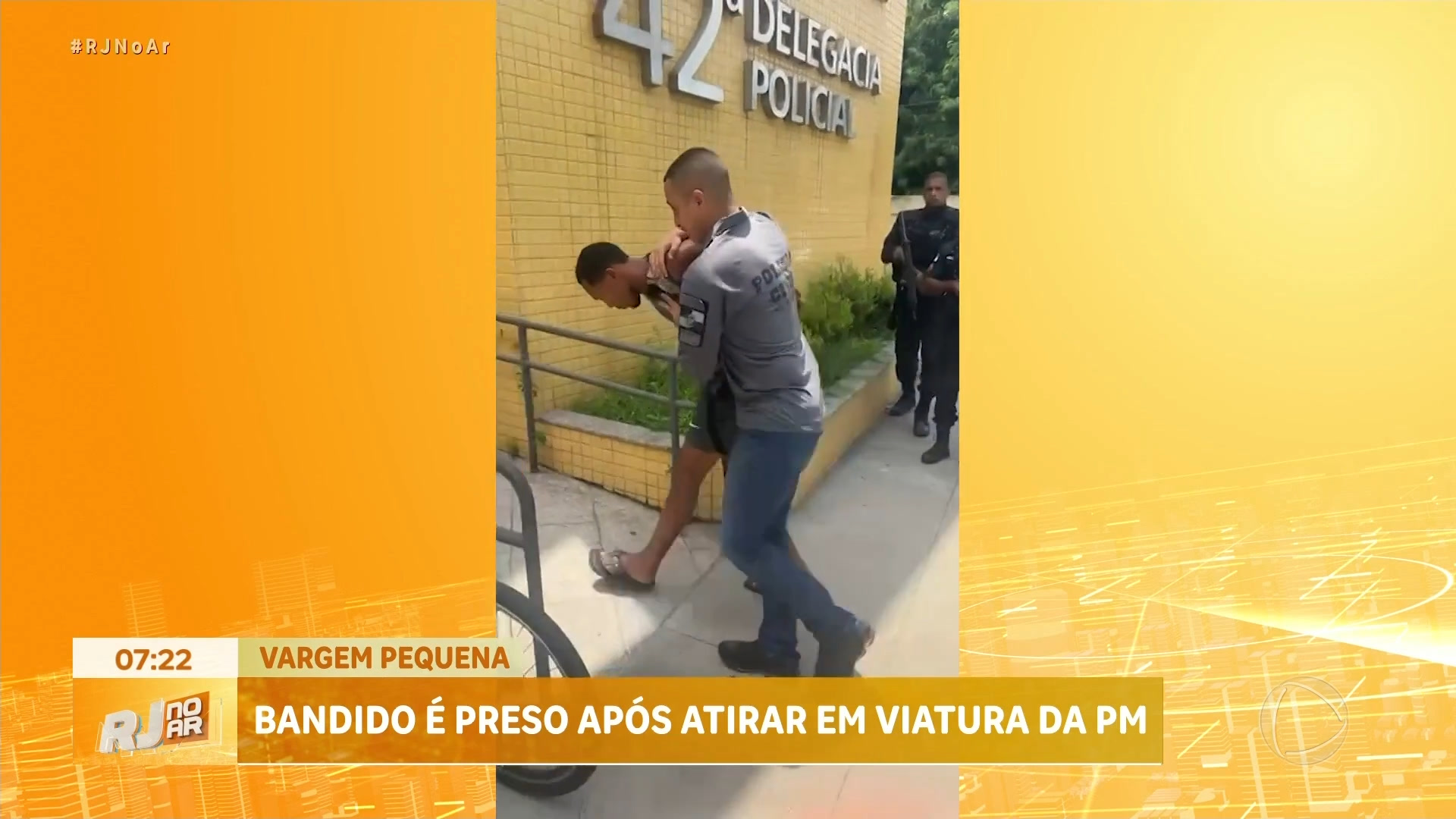 Vídeo: Criminoso é preso após atirar contra viatura da PM na zona oeste do Rio