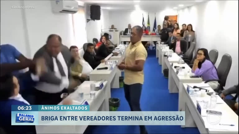 Vídeo: Vereadores trocam agressões durante sessão na Bahia