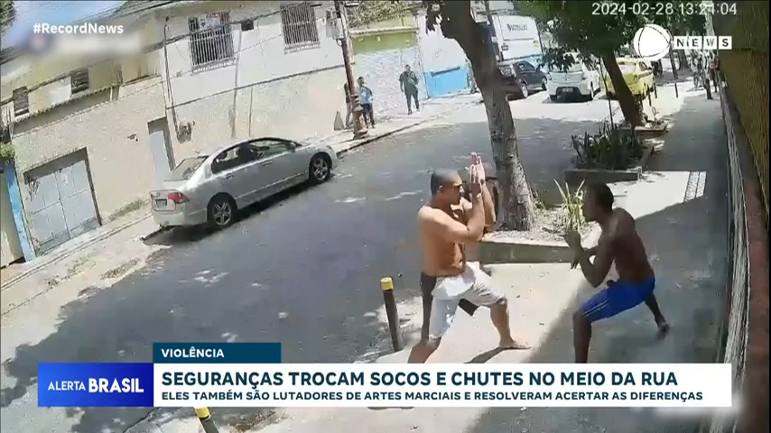 Vídeo: Dois seguranças, que são lutadores, trocam socos e chutes no meio de uma rua do Rio de Janeiro