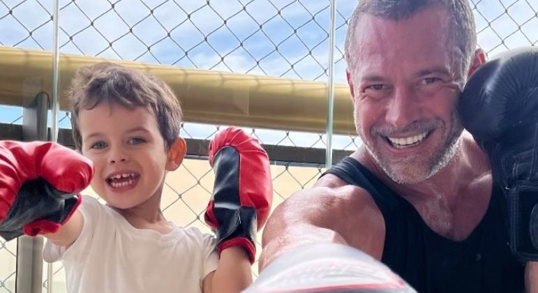 Vídeo: Malvino Salvador registra treino de boxe ao lado do filho caçula