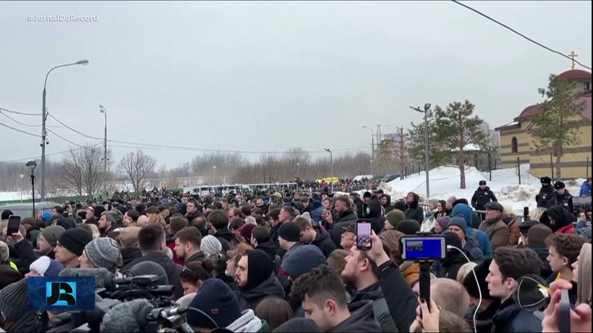 Vídeo: Rússia: milhares de pessoas participam do funeral de Alexei Navalny e protestam contra Putin