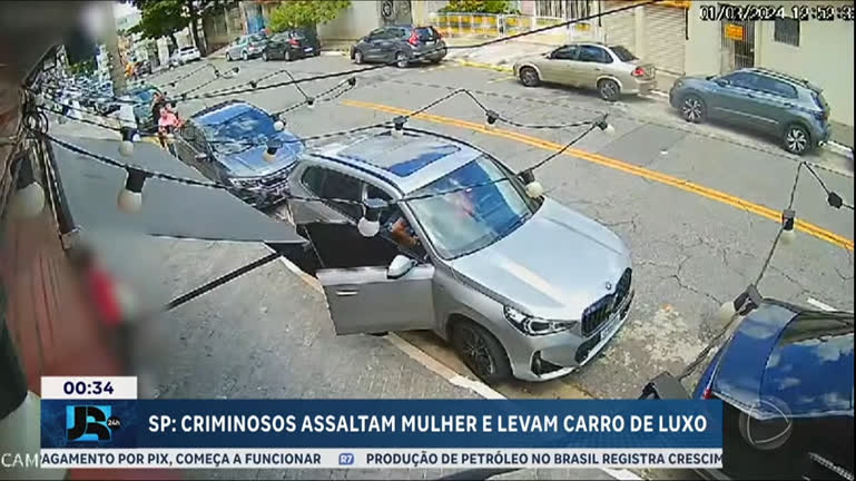 Vídeo: SP: criminosos assaltam mulher e levam carro de luxo