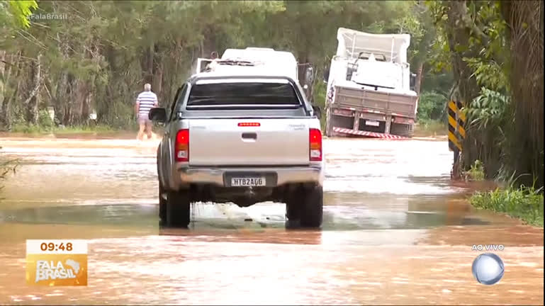 Vídeo: Chuvas causam destruição em Monteiro Lobato (SP); equipe do Fala Brasil ficou presa em estrada por conta da água