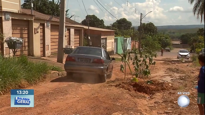 Vídeo: Para sinalizar buracos, moradores de Santo Antônio plantam árvores na pista