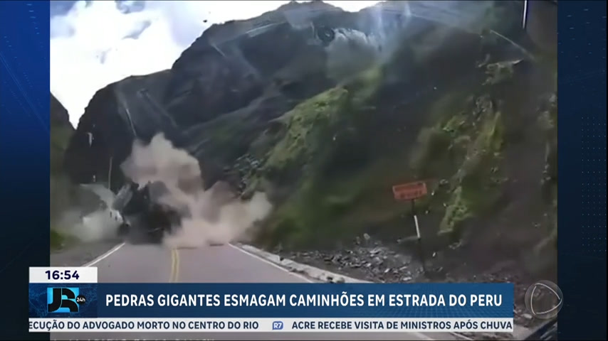 Vídeo: Pedras gigantes esmagam caminhões em estrada do Peru