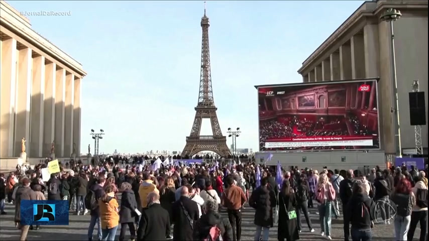 Vídeo: França aprova inclusão do direito ao aborto na Constituição
