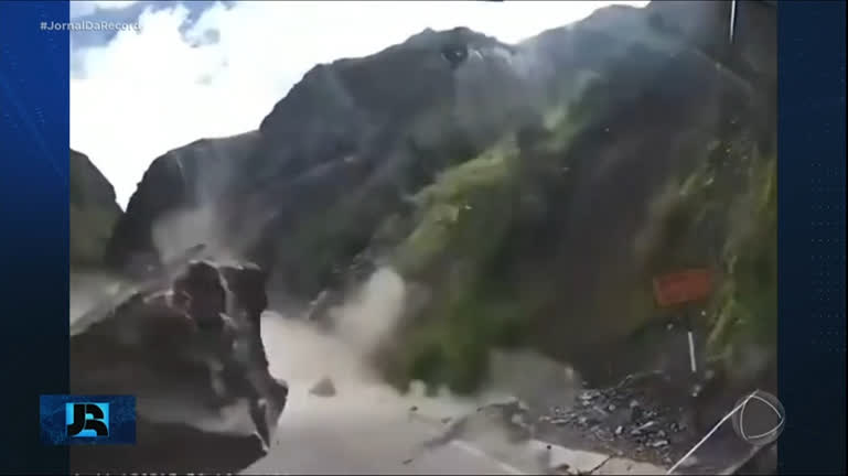 Vídeo: Pedras gigantes despencam de montanha no Peru e atingem dois caminhões
