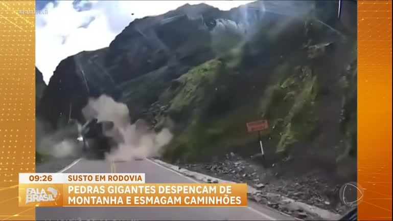 Vídeo: Pedras despencam de montanha e atingem caminhões no Peru
