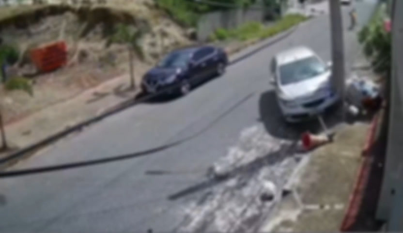 Vídeo: Funcionário da Prefeitura de BH fica ferido após ser atingido por carro desgovernado