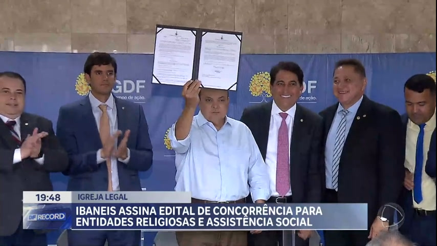 Vídeo: Ibaneis Rocha assina decreto que regulariza terrenos de igrejas e entidades