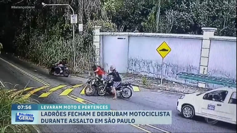 Vídeo: Bandidos derrubam motociclista e roubam veículo e pertences dele