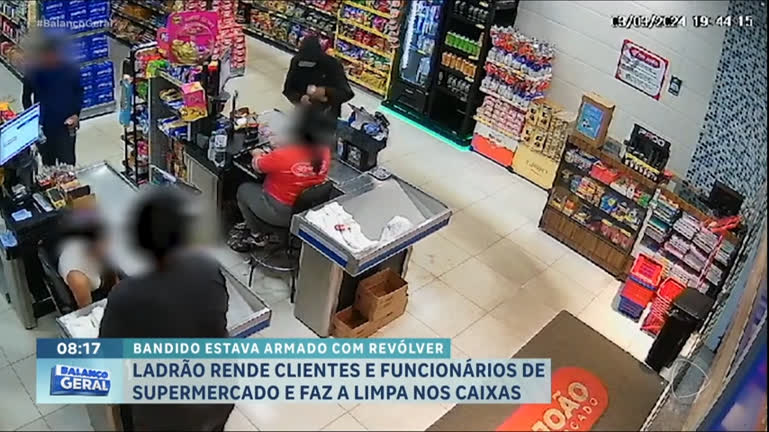 Vídeo: Ladrão de capuz rende funcionários de supermercado e faz a limpa no caixa em MG