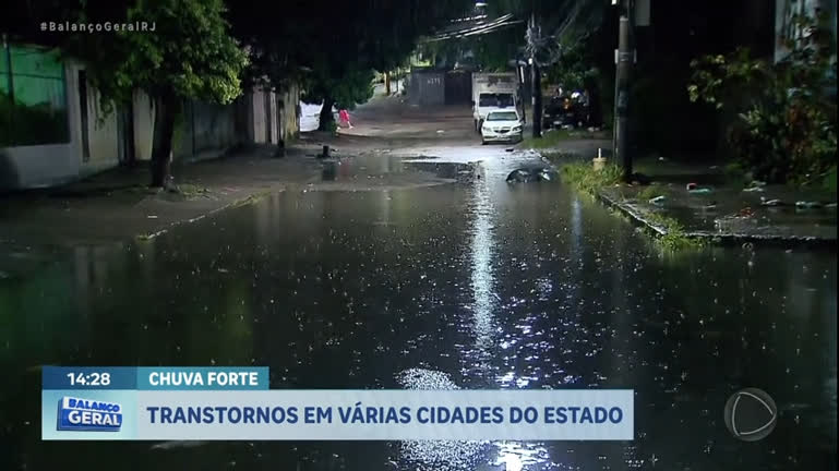 Vídeo: Chuva forte causa transtornos no estado do Rio