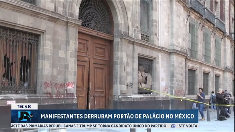 Vídeo: Manifestantes derrubam portão do Palácio Nacional do México