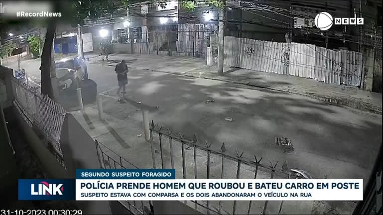 Vídeo: Polícia prende homem que roubou e bateu carro em poste, após passar por batalhão da PM, no RJ