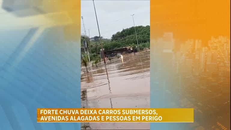 Vídeo: Forte chuva deixa carros submersos, avenidas alagadas e pessoas em perigo na Grande BH