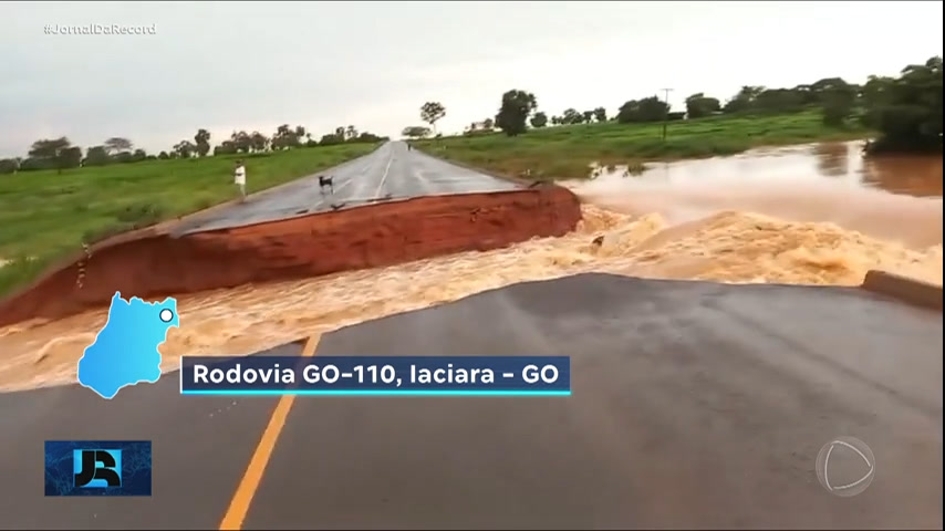 Vídeo: Cinco pessoas morrem após fortes chuvas provocarem o rompimento de rodovia no interior de Goiás