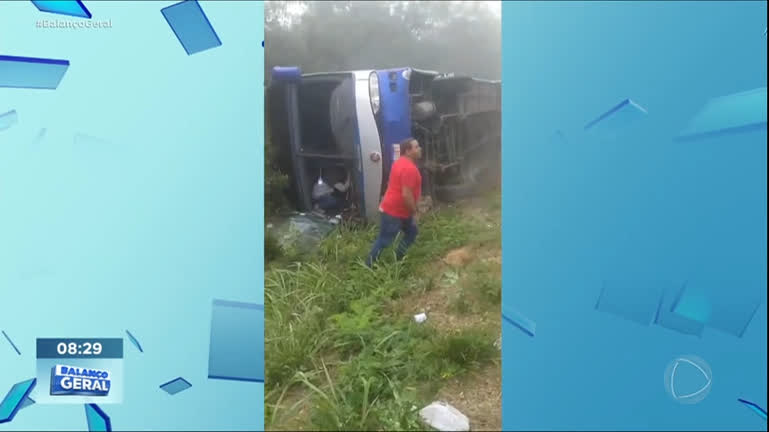 Vídeo: Ônibus tomba e deixa oito pessoas feridas em Vitória da Conquista (BA)