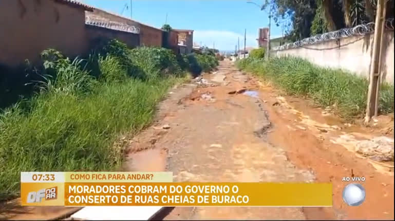 Vídeo: Moradores de Valparaíso (GO) cobram do governo consertos de ruas cheias de buraco