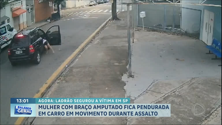 Vídeo: Mulher luta com bandido para impedir roubo de carro e fica pendurada para fora do veículo