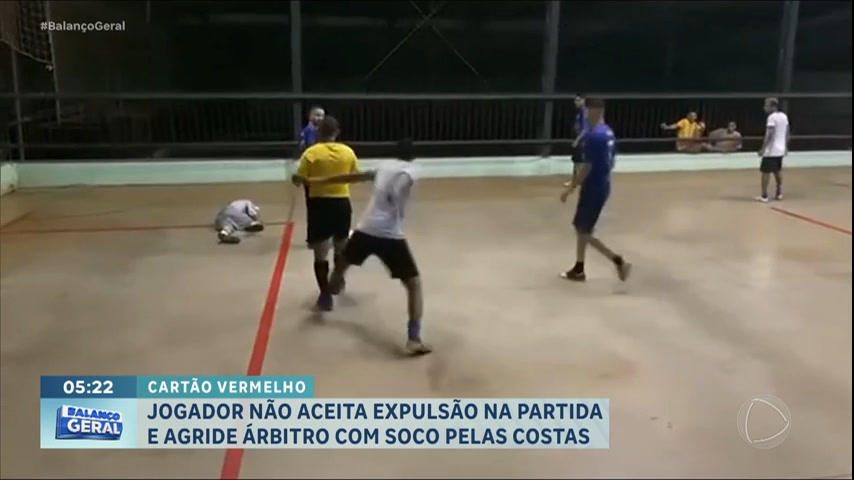 Vídeo: Jogador agride árbitro após ser expulso de partida de futsal