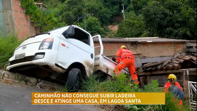 Vídeo: Caminhão não consegue subir ladeira e atinge casa em Lagoa Santa (MG)