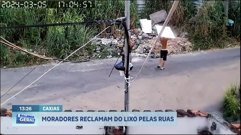 Vídeo: Moradores reclamam da quantidade de lixo espalhado pelas ruas de Caxias (RJ)