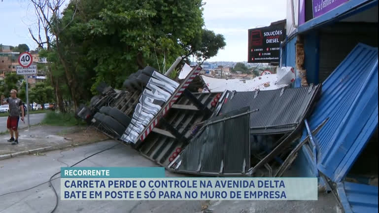 Vídeo: Carreta perde controle e bate em um muro no bairro João Pinheiro, em BH