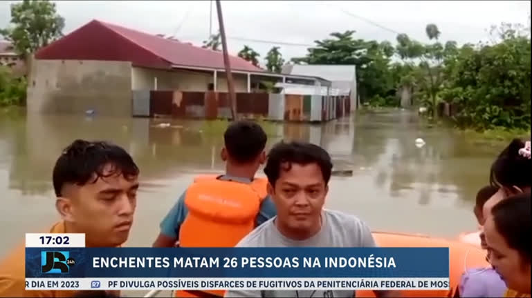 Vídeo: Enchentes matam 26 pessoas na Indonésia