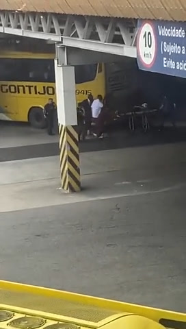 Vídeo: VÍDEO: Ferido é socorrido durante sequestro de ônibus na Rodoviária do Rio de Janeiro