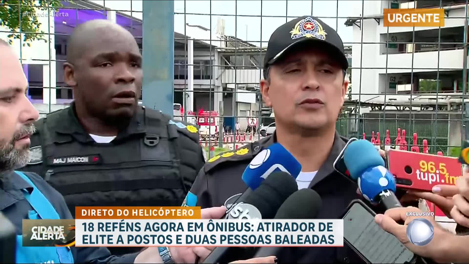Vídeo: Polícia faz negociação com sequestrador de ônibus na Rodoviária do Rio; 17 pessoas são mantidas reféns
