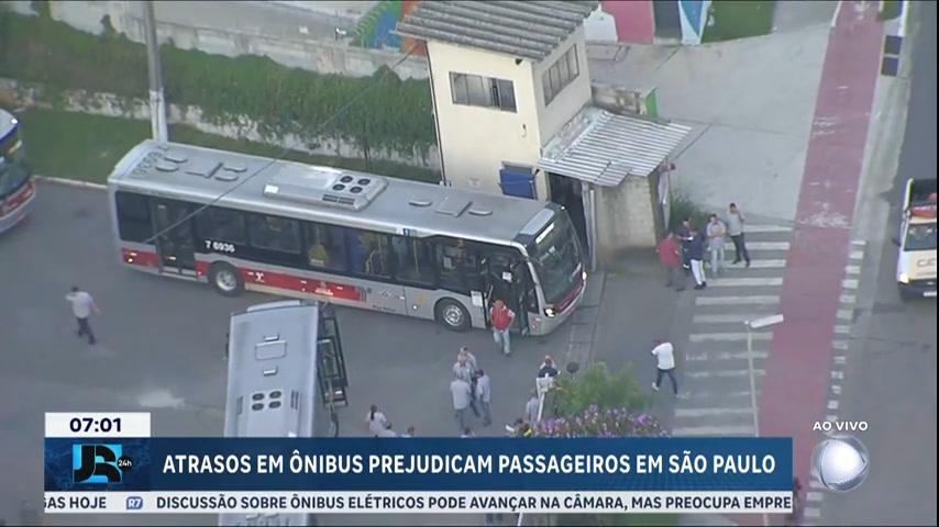 Vídeo: Atrasos em ônibus prejudicam passageiros e sistema de emergência é acionado em SP