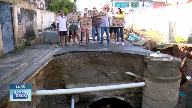 Vídeo: Moradores reclamam de cratera em rua de Mesquita (RJ)