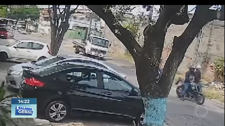 Vídeo: Casal é assaltado na porta de casa na zona norte do Rio