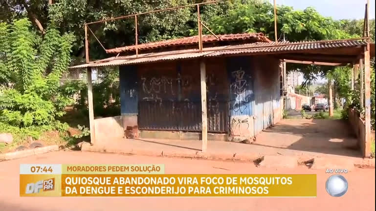 Vídeo: Quiosque abandonado vira foco de mosquitos da dengue e esconderijo para criminosos