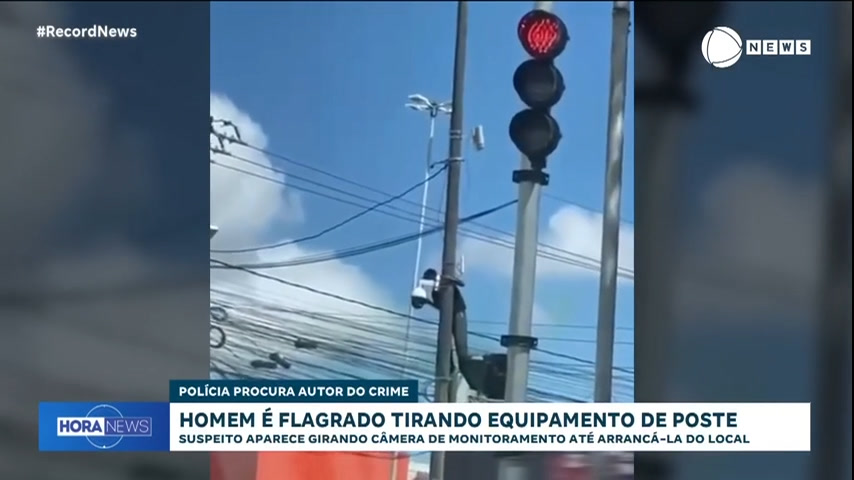 Vídeo: Homem sobe em poste e rouba câmera da Secretaria de Segurança Pública em Salvador, na Bahia