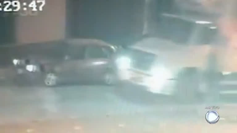 Vídeo: Mulher é seguida por ladrões e tem carro roubado em Contagem