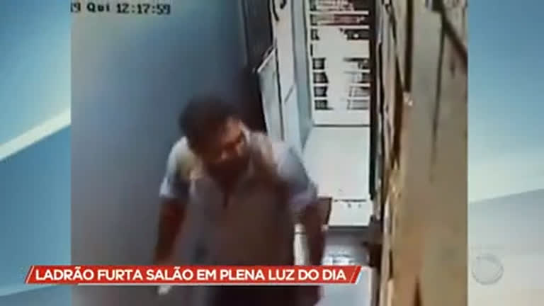 Vídeo: Câmeras flagram momento em que assaltante invade salão de beleza