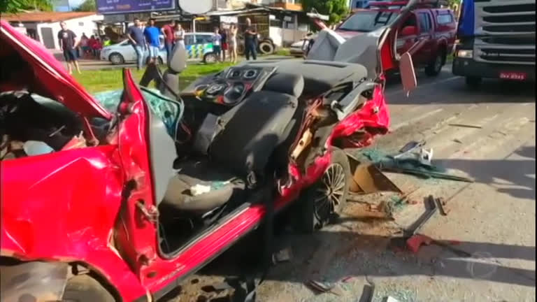 Vídeo: Casal sobrevive após ter carro esmagado durante acidente em GO