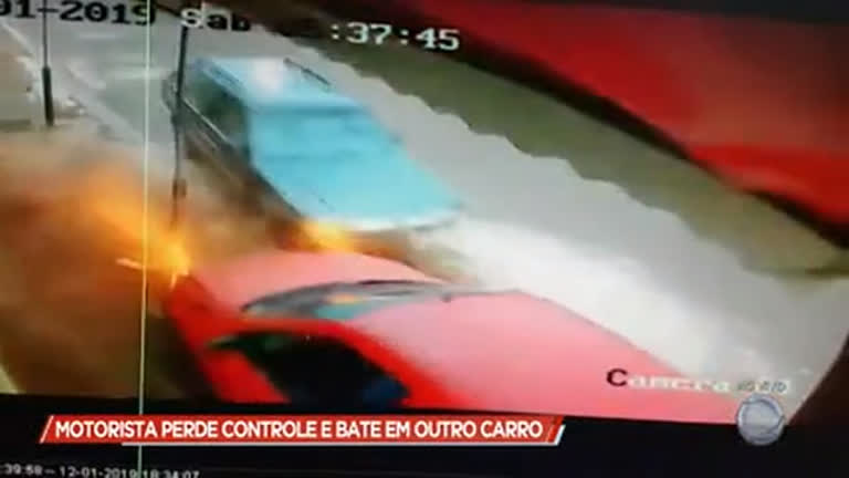 Vídeo: Motorista perde controle de veículo e invade calçada