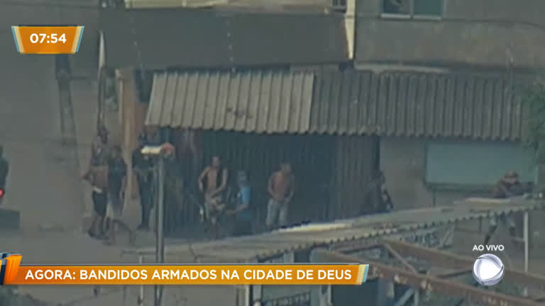 Vídeo: Exclusivo: helicóptero da Record TV flagra homens atirando contra blindado da PM na Cidade de Deus