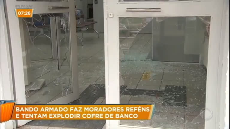 Vídeo: Bandidos usam dinamite para explodir cofre de agência bancária
