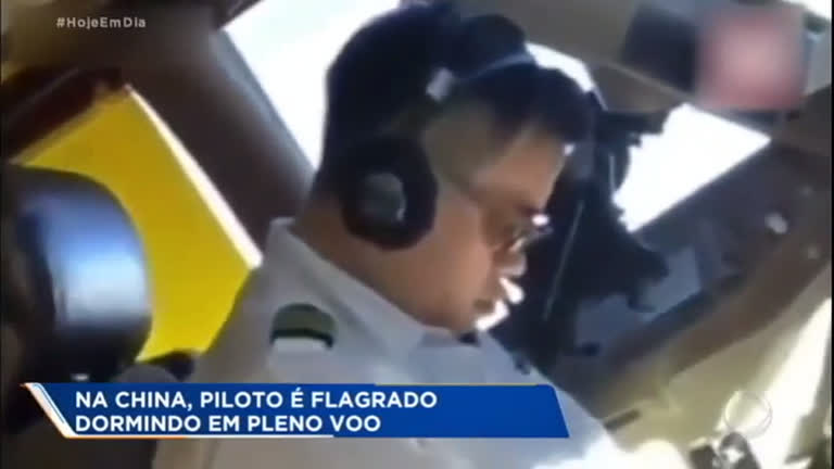 Vídeo: Piloto é flagrado dormindo durante voo