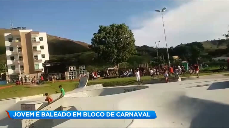 Vídeo: Jovem é baleado durante bloco de Carnaval em Juiz de Fora (MG)