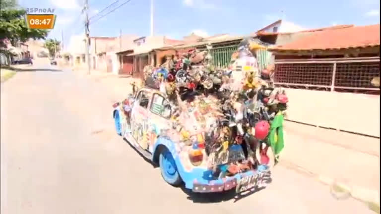 Vídeo: Fabíola Gadelha pega carona em fusca decorado com mais de 1.200 brinquedos