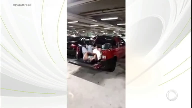 Vídeo: Ilhados, paulistanos dormem em estacionamento de shopping