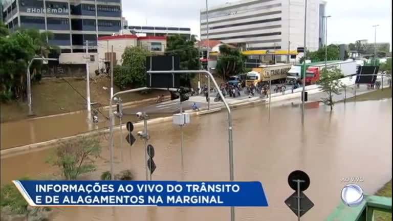 Vídeo: Forte chuva causa alagamento e transtornos na Grande São Paulo