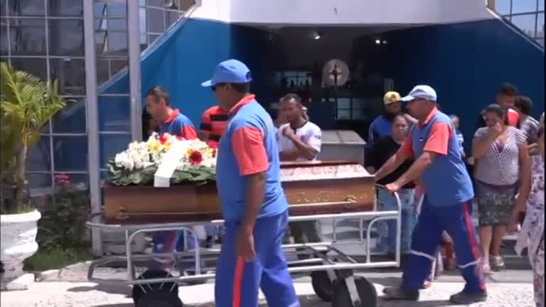 Vídeo: Três pessoas da mesma família são enterradas após enchente em SP