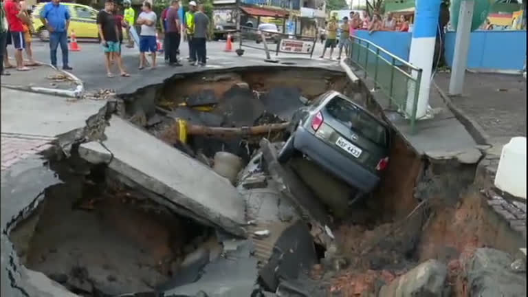 Vídeo: Cratera engole carro após forte chuva no Rio de Janeiro